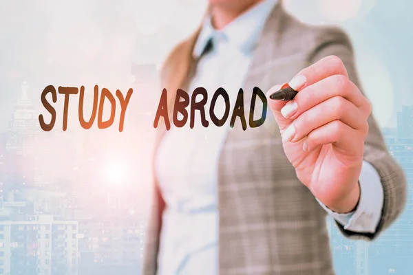 Textstudium im Ausland. Geschäftskonzept für das Leben im Ausland und den Besuch einer ausländischen Universität. — Stockfoto