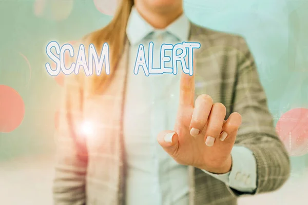 El yazısı yazıları Scam Alert. Konsept, onu ikna ederek kurbandan sahte para almak anlamına gelir.. — Stok fotoğraf