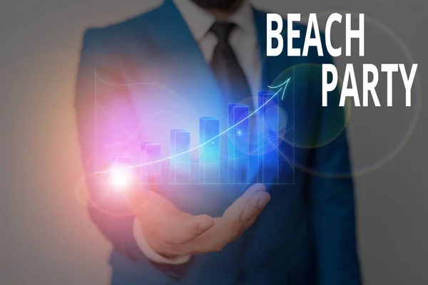 Escrita de mão conceitual mostrando Beach Party. Foto de negócios mostrando grande grupo de exibição estão organizando um evento na praia . — Fotografia de Stock