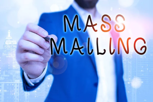 Handschrift tekst Mass Mailing. Concept betekent handeling van het verzenden van dezelfde e-mail naar een grote groep van tonen. — Stockfoto