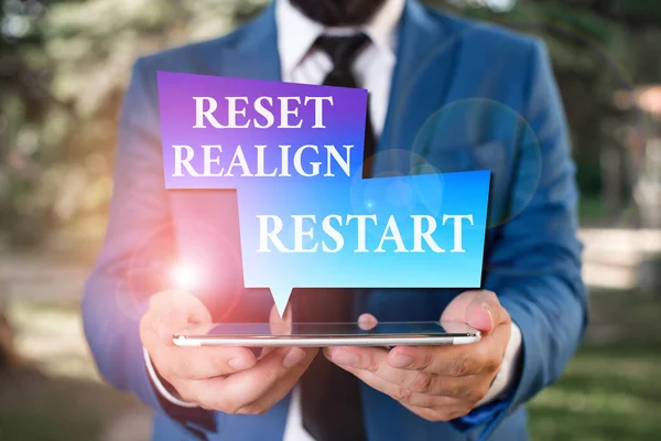 Word writing text Reset Neuausrichten Neustart. Business-Konzept für Life-Audit wird Ihnen helfen, die Dinge in Perspektiven zu setzen Geschäftsmann in blauer Anzug mit Krawatte hält Laptop in den Händen. — Stockfoto