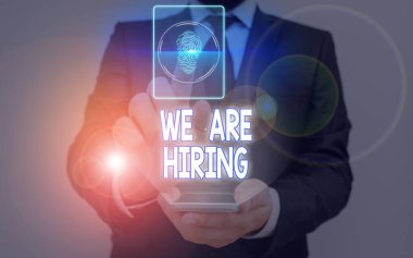 İşe aldığımızı gösteren bir not yazıyorum. İş fotoğrafçılığı son zamanlarda birini işe aldığınızda ya da özel bir iş için birine para verdiğinizde.