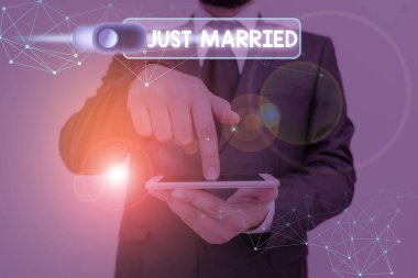 Just Married 'ı gösteren bir not yazıyorum. Yakın zamanda evlenmiş ya da evlenmiş birini gösteren bir iş fotoğrafı..