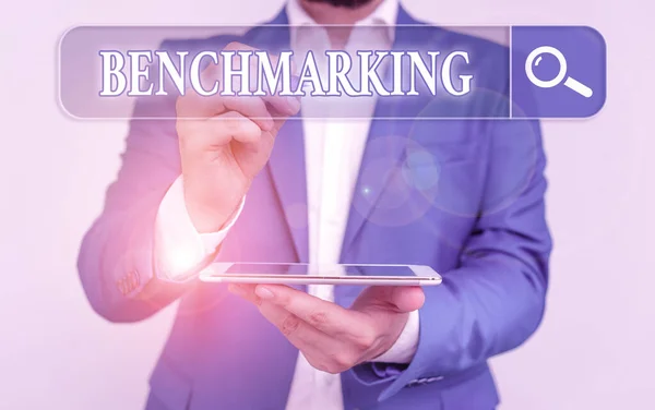 Nota de escritura que muestra Benchmarking. Exhibición de fotos de negocios evaluar algo en comparación con estándar o puntuaciones . — Foto de Stock