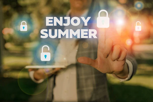 Sms 'je met Geniet van de zomer. Conceptuele foto nemen van een pauze van school en vakantie doorbrengen op het strand. — Stockfoto