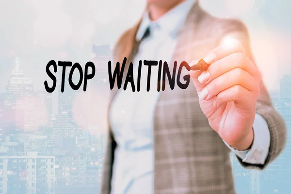 Κείμενο γραφής λέξεων Σταμάτα να περιμένεις. Επιχειρηματική έννοια για να μην μείνετε στο ίδιο μέρος δεν κάνει τίποτα. — Φωτογραφία Αρχείου