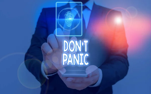 A escrever um bilhete a mostrar "Não entre em pânico". Foto de negócios mostrando de repente se sentir tão preocupado ou assustado que você não pode se comportar . — Fotografia de Stock