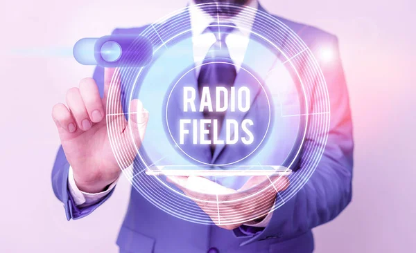 Εννοιολογική γραφή χεριών που δείχνει το Radio Fields. Επαγγελματική φωτογραφία που παρουσιάζει ένταση ηλεκτρομαγνητικού πεδίου που αποτελείται από ένα ηλεκτρικό. — Φωτογραφία Αρχείου