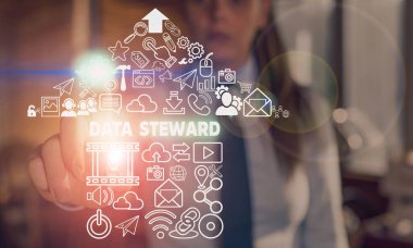 El yazısı metni Data Steward. Bir organizasyonun kullanımından sorumlu kavram veri yönetimidir..