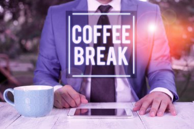 Kahve molasını gösteren bir not yazıyorum. Bir fincan kahve içmek için çalışmayı bıraktıktan kısa bir süre sonra iş fotoğrafın gösteriliyor. İşadamı onu parmağıyla işaret ediyor..