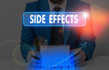 Yan etkileri gösteren not yazılıyor. Bir ilaç veya tıbbi tedavinin istenmeyen ikincil etkilerini gösteren iş fotoğrafı.