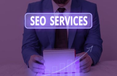 Seo Servisini gösteren bir not yazıyorum. İnternet sitesinin görünürlüğünü artırmak için teknik ve prosedürlerin yer aldığı iş fotoğrafı sergisi.