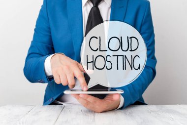 El yazısı Cloud sunuculuğu. Kavram, tek bir sunucuda web sitesi açmanın alternatifi. İşadamı ve onun önünde parmağı var..