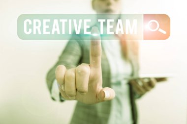 Yaratıcı Takımı gösteren bir not yazıyorum. Reklam fikirleriyle gelen bir grup iş fotoğrafı sergisi..