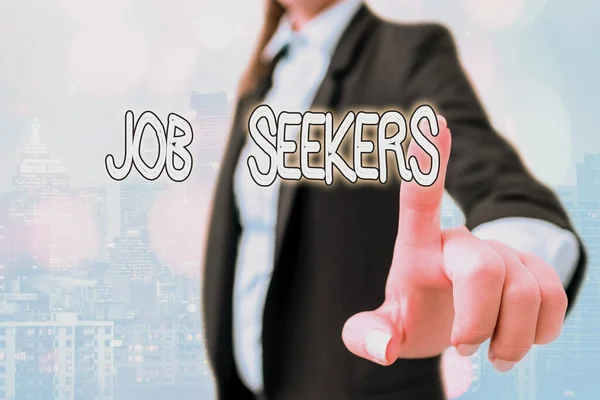 Escribiendo una nota que muestra a los buscadores de empleo. Foto de negocios mostrando a un desempleado demostrando quién está buscando empleo activamente . —  Fotos de Stock