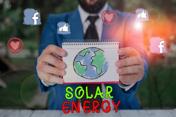 Texto escrito por palavra Energia Solar. Conceito de negócio para a radiação solar capaz de produzir calor ou eletricidade . — Fotografia de Stock