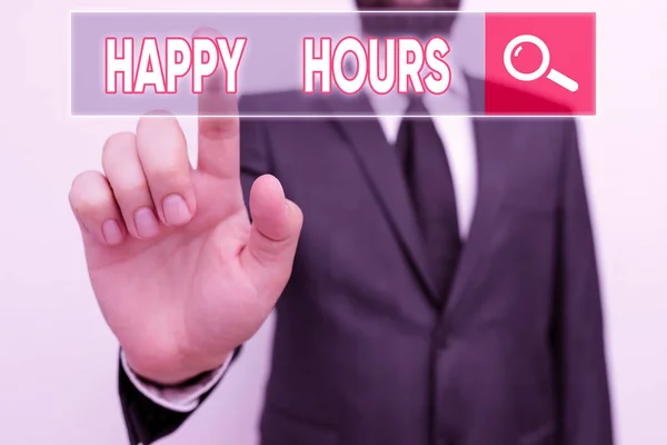Teksten met Happy Hours erop. Conceptuele foto wanneer dranken worden verkocht tegen gereduceerde prijzen in een bar of restaurant. — Stockfoto