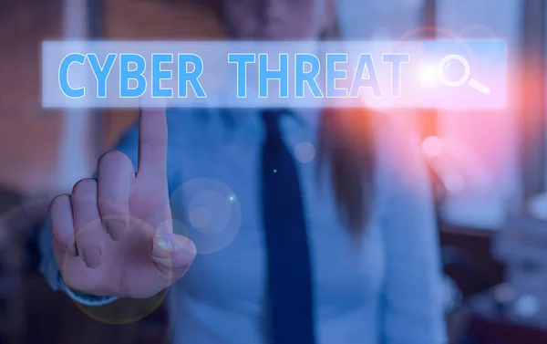 Escritura manual conceptual que muestra Cyber Threat. Exhibición de fotos de negocios tiene un potencial para causar daños graves a un sistema informático . — Foto de Stock