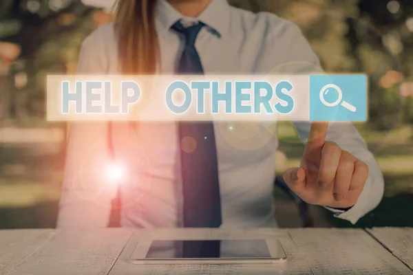 Handschrift tekst schrijven Help anderen. Concept betekent de actie van het helpen van iemand om iets te doen of hulp. — Stockfoto