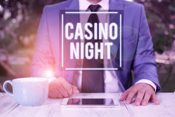 Escribiendo nota que muestra la Noche del Casino. Foto de negocios mostrando evento donde puede experimentar la diversión jugando en un casino real Empresario con el dedo en la punta delante de él . — Foto de Stock