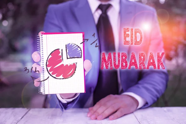 Escritura a mano de texto escribiendo Eid Mubarak. Concepto que significa saludo musulmán tradicional reservado para las fiestas sagradas . — Foto de Stock