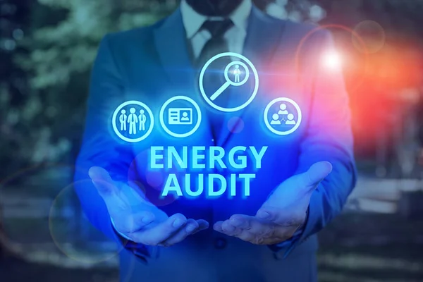 Tekst schrijven Energy Audit. Bedrijfsconcept voor de beoordeling van de energiebehoeften en de efficiëntie van een gebouw. — Stockfoto