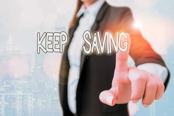 Zápis poznámky ukazující Keep Saving. Obchodní fotografie zobrazující vedení peněz na účtu v bance nebo finanční organizaci. — Stock fotografie
