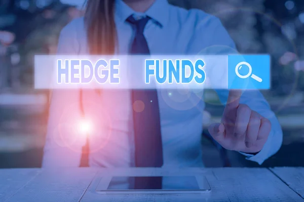 Escritura a mano de texto Hedge Funds. Concepto que significa básicamente un nombre elegante para una sociedad de inversión alternativa . —  Fotos de Stock