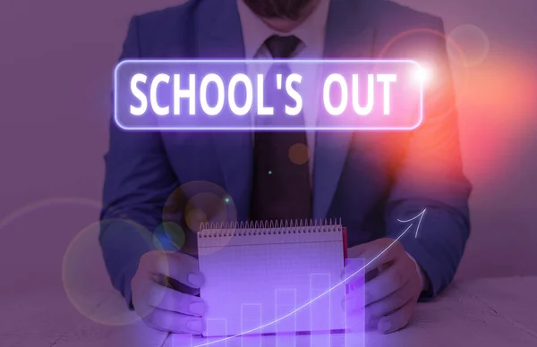 Schrijfbriefje met School S is uit. Zakelijke foto showcasing klassen zijn voorbij voor het moment dat het einde van de schooldag. — Stockfoto