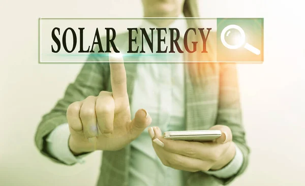 Píšu zprávu o solární energii. Obchodní fotografie zobrazující záření ze Slunce schopné produkovat teplo nebo elektřinu. — Stock fotografie
