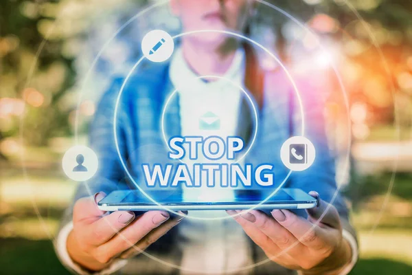 Escritura manual conceptual mostrando Stop Waiting. La exhibición de fotos de negocios no se queda en el mismo lugar sin hacer nada. . — Foto de Stock