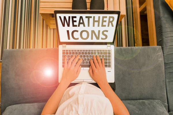 天気アイコンを示す概念的な手書き。天気予報に使用される総合的なチャートにプロットされたビジネス写真. — ストック写真