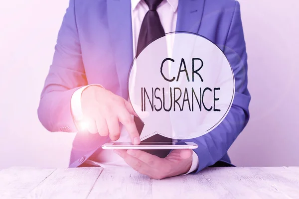 Texte manuscrit Assurance auto. Notion de protection contre les pertes financières en cas d'accident Homme d'affaires pointé du doigt devant lui . — Photo