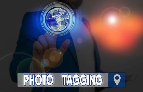 Slovo psaní textu Photo Tagging. Obchodní koncept pro identifikaci někoho na fotografii, že sdílíte sociální média Prvky tohoto obrazu poskytnuté NASA. — Stock fotografie