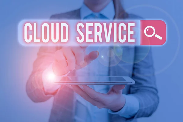 Escrita de mão conceitual mostrando Cloud Service. Exibição de fotos de negócios refere-se à variedade de recursos fornecidos pela internet . — Fotografia de Stock