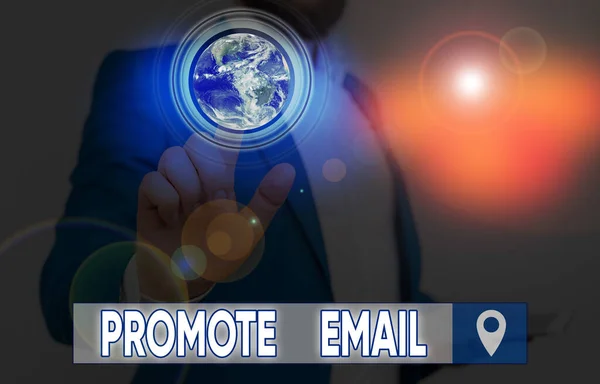 文字书写促进电子邮件。向潜在客户或当前客户发送商业信息的商业概念. — 图库照片