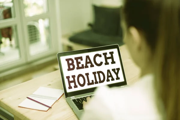 Texto de escritura de palabras Beach Holiday. Concepto de negocio para vacaciones en el que básicamente solo se toma el sol en la playa . — Foto de Stock