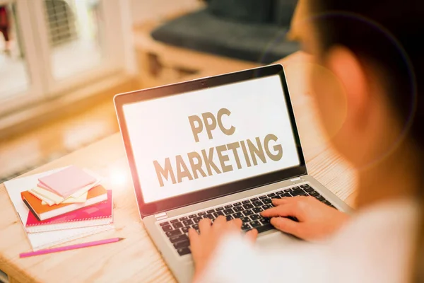 Tekst teken dat PPC marketing weergeeft. Conceptuele foto met behulp van zoekmachine reclame om klikken naar uw website te maken. — Stockfoto
