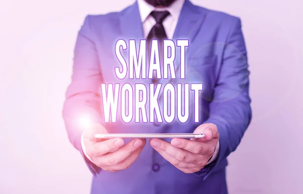 Tekst schrijven Smart Workout. Business concept voor het instellen van een doel dat in kaart brengt precies wat er moet gebeuren in het zijn fit Zakenman in blauwe suite met een stropdas houdt lap top in handen. — Stockfoto