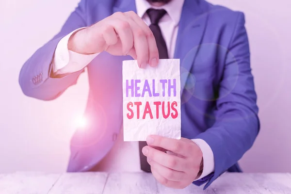 Текст тексту Health Status Концепція для бізнесу Стан здоров'я демонстрації або населення оцінений Людина тримає порожній папір з копіювальним простором перед ним Копійний простір.. — стокове фото