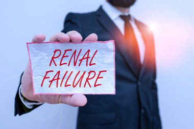 Renal Failure 'u gösteren bir not yazıyorum. İş fotoğraflarında, böbreklerin artık çalışmadığı tıbbi durum gösteriliyor. Erkek insan resmi bir iş elbisesi giyiyor..