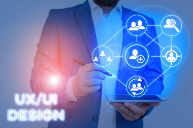 El yazısı metin Ux Veya Ui Tasarım. Tek bir tüketici deneyiminin iki farklı unsuru anlamına gelen kavram.