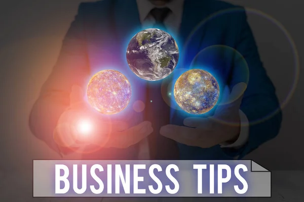 Word writing text Business Tips. Geschäftskonzept für Tricks oder Ideen, wie man ein kleines Unternehmen gründet oder führt Elemente dieses Bildes, das von der NASA geliefert wird. — Stockfoto