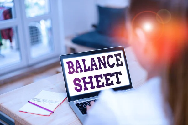 Texto de escritura de palabras Balance Sheet. Concepto de negocio para estados financieros que reportan pasivos de activos de una empresa. — Foto de Stock