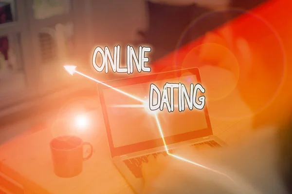 Zapisuje se poznámka zobrazující online datování. Obchodní foto předvádění praxe hledání romantického partnera na internetu. — Stock fotografie