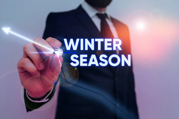 Znak tekstowy przedstawiający sezon zimowy. Fotografia koncepcyjna najzimniejsza pora roku w strefach polarnych i umiarkowanych. — Zdjęcie stockowe