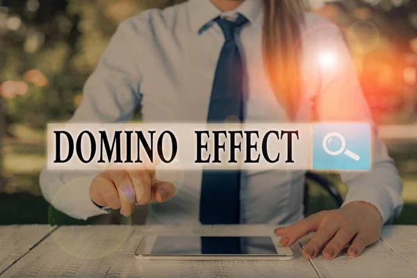 Ordskrivning text Domino Effect. Affärsidé för kedjereaktion som orsakar andra liknande händelser. — Stockfoto
