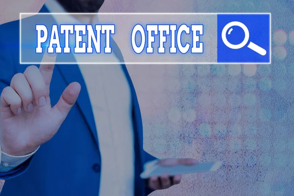 Текст написання слова Патентне відомство. Концепція бізнесу для урядового офісу, який приймає рішення про надання патентів . — стокове фото