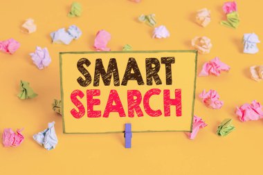 Sözcük yazma Akıllı Arama. Harekete dayalı yazılımın kaydedilmesinde kullanılan iş konsepti Renkli buruşmuş kağıtlar boş hatırlatıcı beyaz zemin çamaşır mandalı.