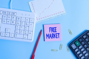 Serbest Pazar 'ı yazan el yazısı metinleri. Kavram, düzenlenmemiş bir ekonomik değişim sistemi ya da ücretsiz rekabet anlamına gelir. Kağıt mavi masa bilgisayarı klavye ofis çalışması not defteri çizelgesi notları.